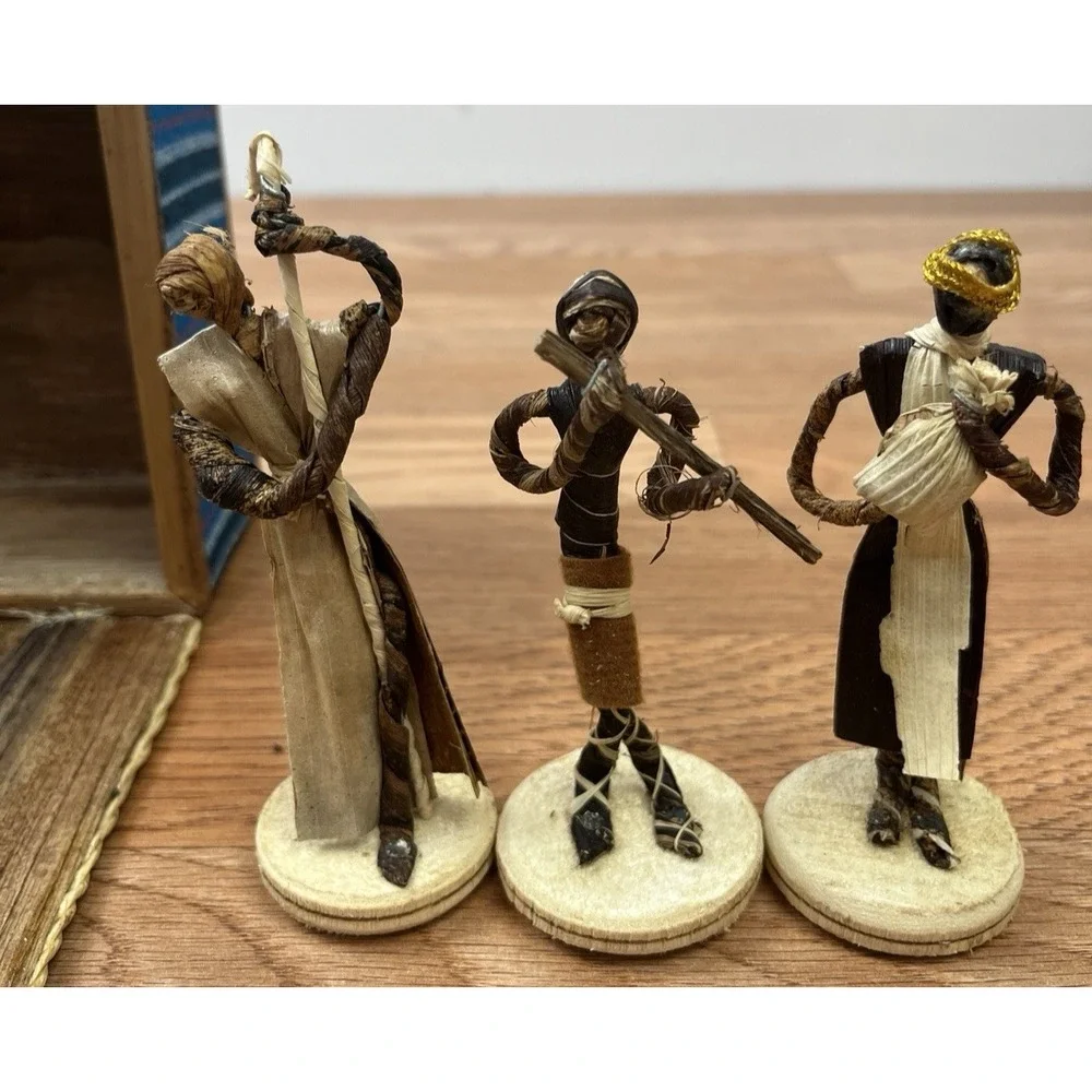 Vintage African Banana Fiber Nativity Set With Stable , 11 Piece Set